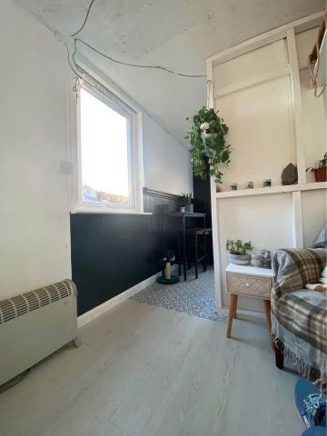 Tiny House - nearly finished project, photo 2 of 9