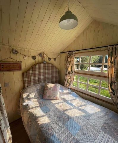 Tiny house shepherds hut, photo 3 of 4